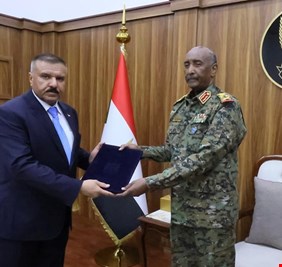 وزير الداخلية يصل جمهورية السودان لتسليم دعوة رسمية لرئيس مجلس السيادة لحضور القمة العربية في بغداد