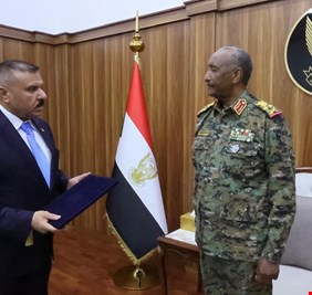 وزير الداخلية يسلم رئيس مجلس السيادة السوداني دعوة رسمية لحضور القمة العربية