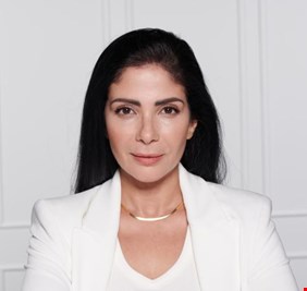 منى زكي تشعل السوشيال ميديا بـ«صورة الست».. توضيح ينهي الجدل