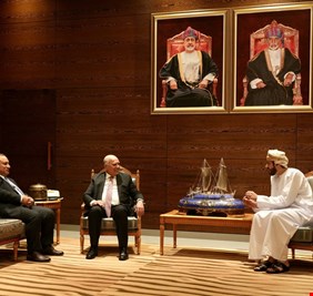 وزير الخارجية يصل سلطنة عمان