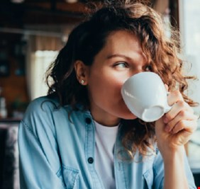 اشربه صباحا فقط.. طبيب يكشف عن مشروب يطيل العمر حتى 100 سنة