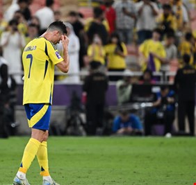 يخاطب نفسه ويقوم بحركات غريبة.. مشهد مؤثر لرونالدو بعد خروج النصر من دوري أبطال آسيا