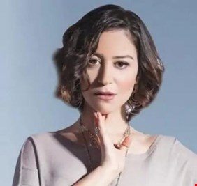 منة شلبي تُفاجئ الحضور بتصرف غير مألوف في جنازة زوج كارول سماحة
