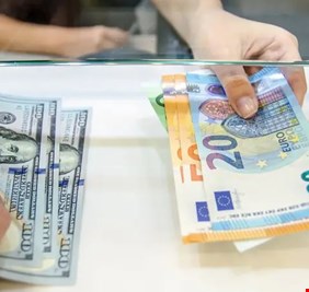الدولار يتجه لمكاسب أسبوعية مع محادثات وشيكة بين أميركا والصين