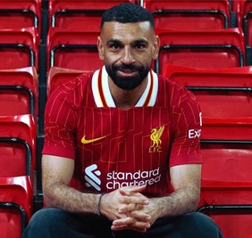 محمد صلاح يفاجئ الجميع ويفضل ميسي على نفسه