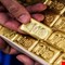 الذهب يسجل أدنى مستوى في أكثر من شهر