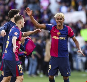 برشلونة يجتاز إسبانيول ويتوج بلقب 