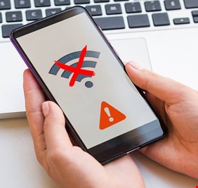 الاتصالات تباشر قطع خدمة الانترنت