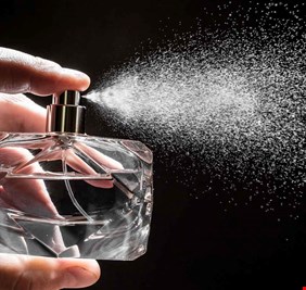 عطرك المفضل قد يعكّر الهواء حول جسمك