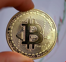 البتكوين يتراجع مع تصاعد التوترات التجارية ومخاوف التضخم