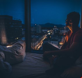بومة الليل .. دراسة صادمة تكشف سر تدهور الدماغ لدى محبي السهر