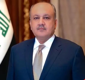 وزير الدفاع يؤكد عدم وجود إشارات لانسحاب القوات الأمريكية من العراق