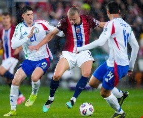 منتخب إيطاليا يتعرض لهزيمة تاريخية في تصفيات كأس العالم