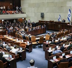 الأزمة في إسرائيل تبلغ ذروتها.. تهديد بحل الكنيست ونتنياهو يناور لتفادي الانهيار
