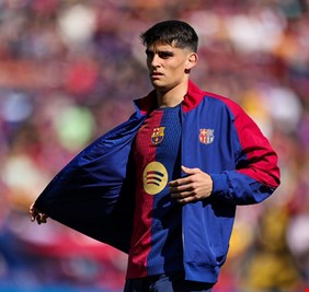 مدافع برشلونة جيرارد مارتن يخضع لجراحة بعد كسر يده