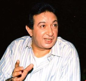 انهيار منزل الفنان نور الشريف في السيدة زينب.. وابنته تعلق!