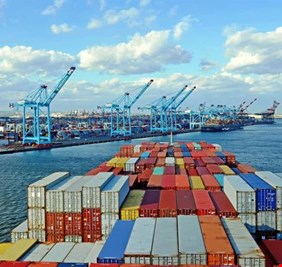 ما حقيقة توقف الموانئ العراقية عن العمل بسبب الحرب؟