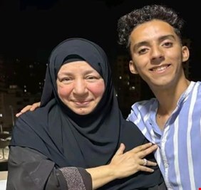 بين الحقيقة والذكاء الاصطناعي.. هل عادت عبلة كامل للظهور؟ صورة عائلية تثير الجدل