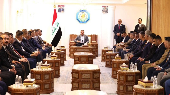 وزير الداخلية يكرم فريق عمل أمني ألقى القبض على متهم سرق أكثر من 500 مليون دينار في بغداد