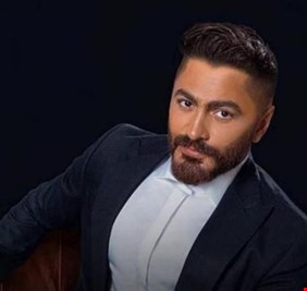 تامر حسني يثير ذكريات الطفولة مع أصغر معجبيه