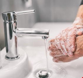 طبيب يحذر من الإفراط في غسل اليدين