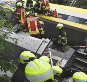 ألمانيا.. قتلى وجرحى في حادث قطار يقل نحو 100 راكب