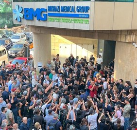 حشود غفيرة تودع الفنان زياد الرحباني أثناء نقل جثمانه من المستشفى