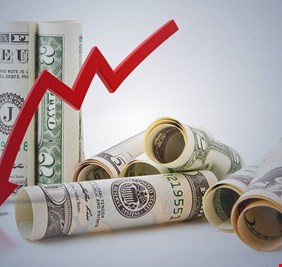 مستشار حكومي بكشف سبب انخفاض سعر الدولار
