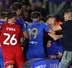 بحضور نجم مان يونايتد الأسبق.. شجار كروي عنيف في إنجلترا
