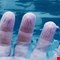 لماذا تتجعد أصابعنا في الماء؟.. تفسير طبي