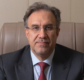 وزير عراقي يدعو القضاء للتحقيق في أموال المرشحين