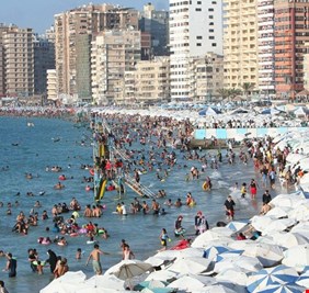 بعد حادث غرق الفتيات الجماعي.. مصر تخلي شواطئ شهيرة بالبلاد