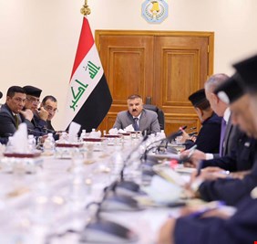 وزير الداخلية يترأس اجتماعاً مع القادة الأمنيين لمناقشة استحداث مديرية شرطة المدينة القديمة في النجف الأشرف