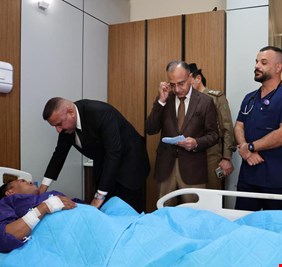 وزير الداخلية على رأس وفد من قادة الوزارة يطمئن على الحالة الصحية للمصابين في الاعتداء الآثم شرقي العاصمة