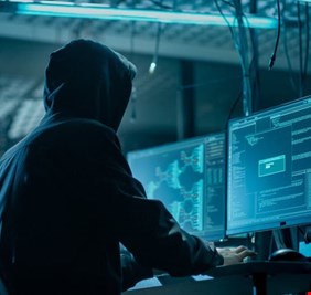 تحقيق للـFBI: قراصنة صينيون انتحلوا شخصية رئيس لجنة في الكونغرس