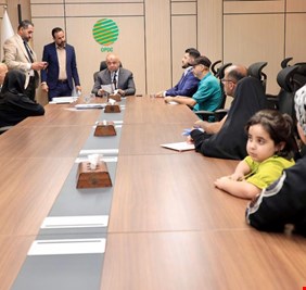 مدير عام المنتجات النفطية يستمع إلى مراجعي ومنتسبي الشركة