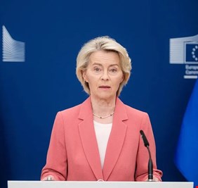 المفوضية الأوروبية تعلن تعليقا 