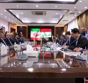 وزير الداخلية يعقد اجتماعاً مع نائب الرئيس الإيراني