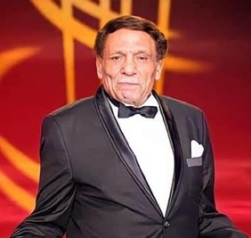 اجتاحت الإنترنت.. هل تم توليد أحدث صور عادل إمام بالذكاء الاصطناعي؟