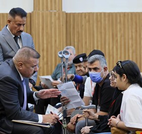 وزير الداخلية يلتقي وجبة جديدة من أسر الشهداء والجرحى والمواطنين والمنتسبين ويستمع إلى طلباتهم واحتياجاتهم