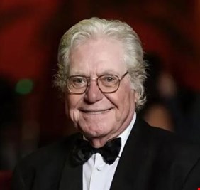 حفاظا على مهرجان القاهرة السينمائي.. حسين فهمي يرفض مليون دولار