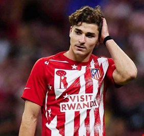 بين برشلونة وريال مدريد.. مدرب يكشف فريق جوليان ألفاريز الذي يعشقه