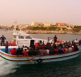 الصحاف يعلن إعادة 60 مهاجراً عراقياً من ليبيا