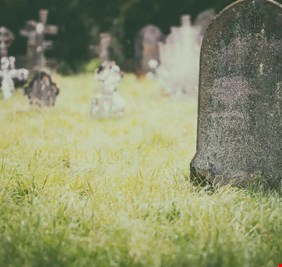 أرملة تنقل جثمان زوجها بعد دفنه بجوار 