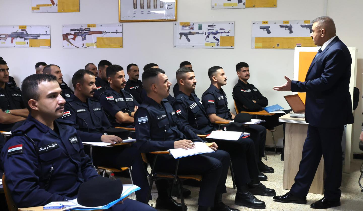 وزير الداخلية يتفقد معهد الاستخبارات والتحقيقات الاتحادية ويتابع تطور الدورات التخصصية