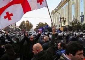 جورجيا.. متظاهرون يقتحمون ساحة مقر إقامة رئيس البلاد