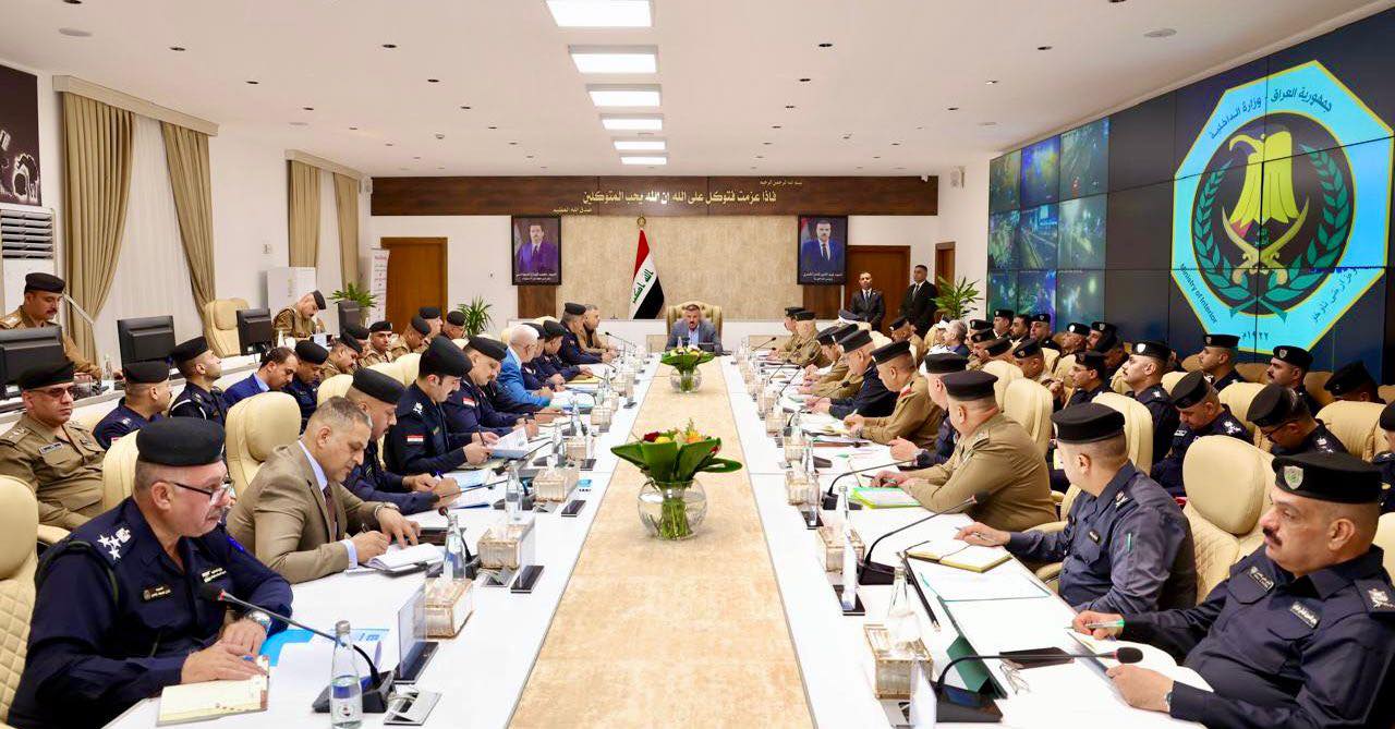 وزير الداخلية يترأس مؤتمراً موسعاً للاستماع إلى إيجاز شهر أيلول وتطبيق نظام الأمن المناطقي