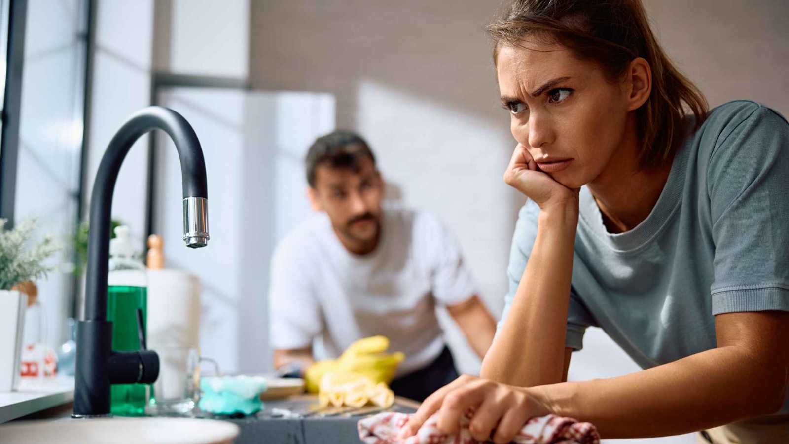 أطباق الحوض تكشف شخصيتك.. هل تتركها أم تنظفها فوراً؟