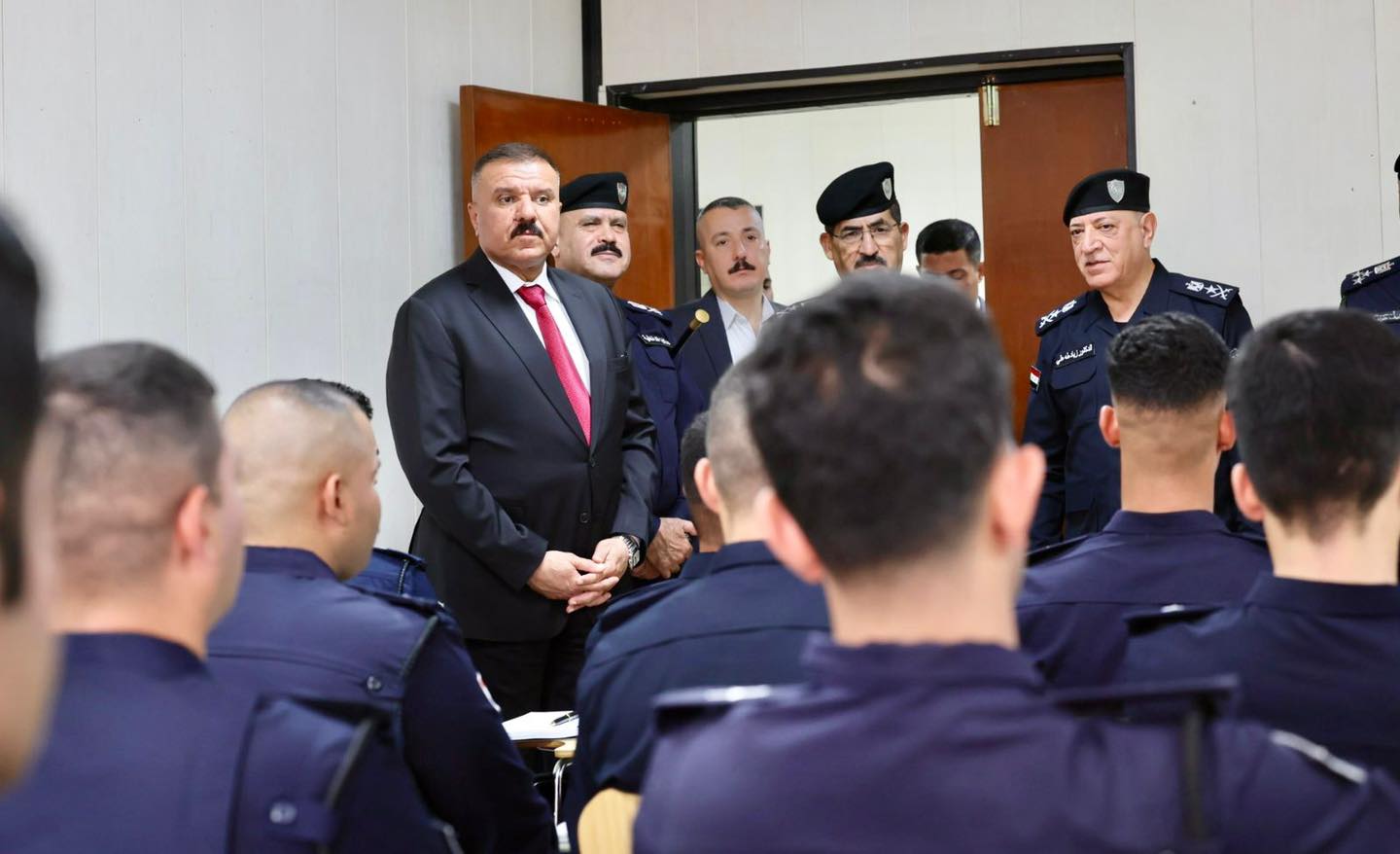 وزير الداخلية يتفقد جناحي التحقيق والقيادة في المعهد العالي للتطوير الأمني والإداري ويتابع الدورات المقامة فيهما