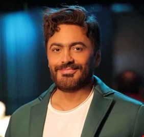 أثارت قلق جمهوره.. تامر حسني يكشف سبب إصابته